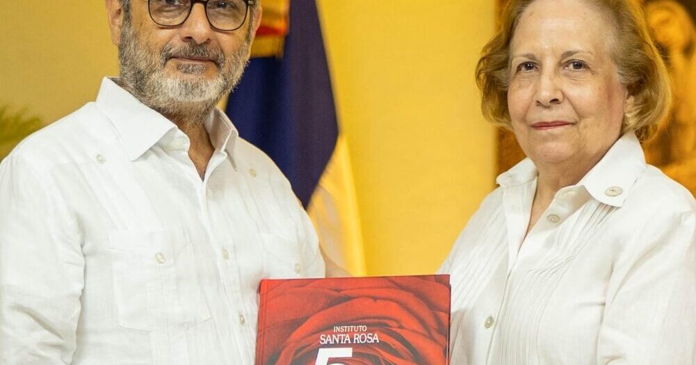 FOTO-ENTREGA-DEL-LIBRO-A-CARLOS-YUNEN-DEL-CONADIS-Y-A-LUCIA-VASQUEZ-DE-EDUCACION-ESPECIAL-1
